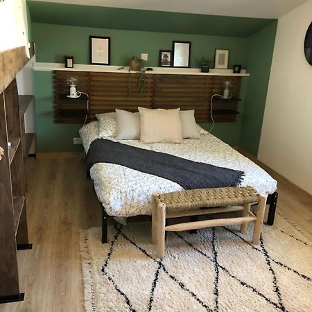 Au Dessus De Chez Nous Bed & Breakfast Doulezon Eksteriør bilde