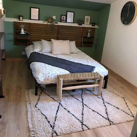 Au Dessus De Chez Nous Bed & Breakfast Doulezon Eksteriør bilde
